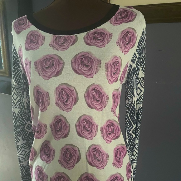 Tops - SI-IAE CHIC Blouse, two design print.very original!